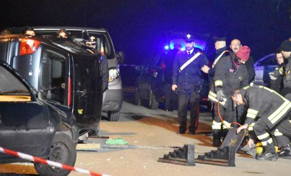 Milano, agguato per strada: auto crivellata di colpi. Uccisi due fratelli