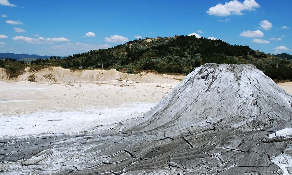 Terremoto, misteriose eruzioni di "vulcanelli" da sotto terra [VIDEO]