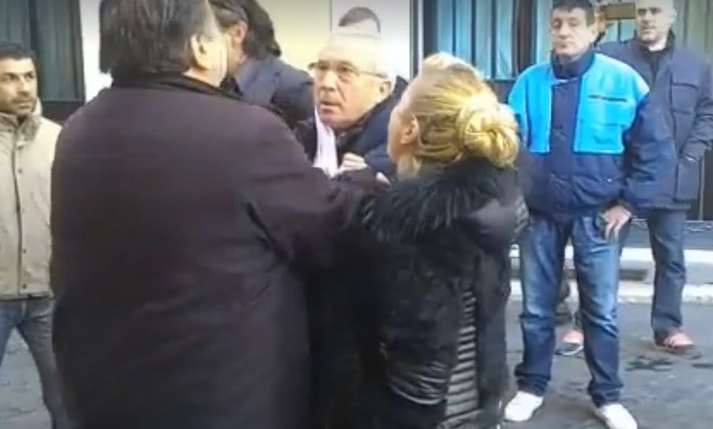 "Osvaldo Napoli, lei è in arresto!", agguato all'ex deputato [VIDEO]
