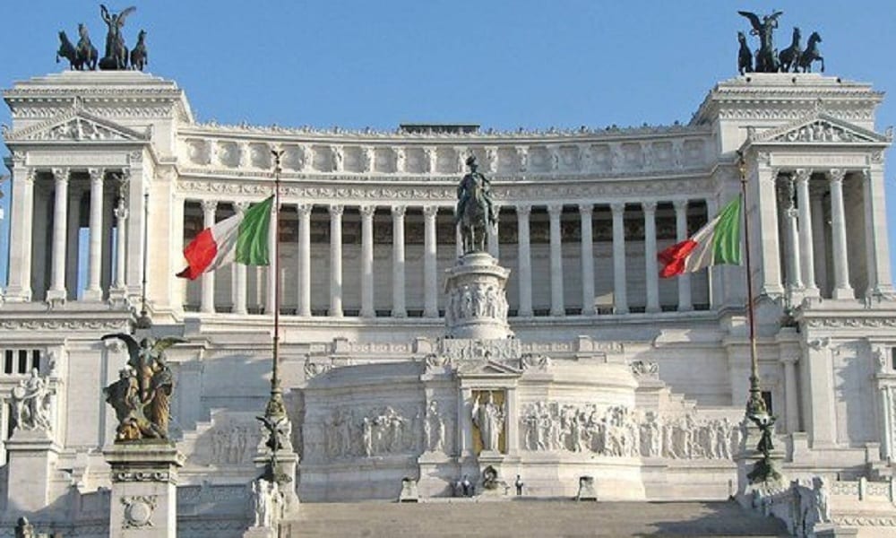 Roma, paura all'Altare della Patria: uomo scavalca recinzione. Bloccato