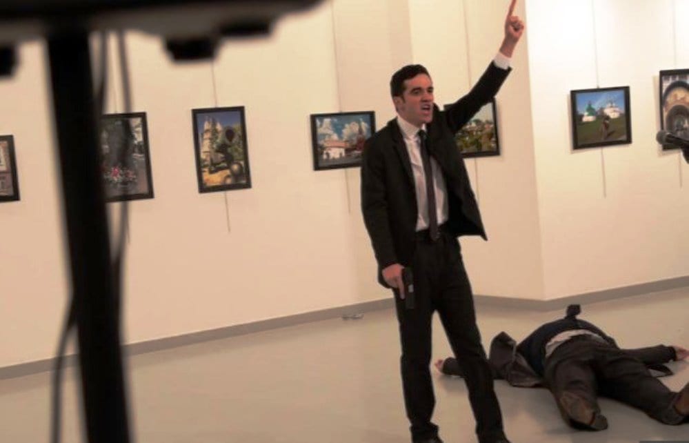 Attentato in Turchia, ucciso l'ambasciatore russo [VIDEO, ATTENZIONE IMMAGINI FORTI]