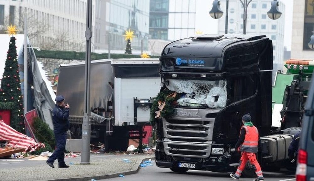 Berlino, 4 arresti per l'attentato. Caccia al tunisino 
