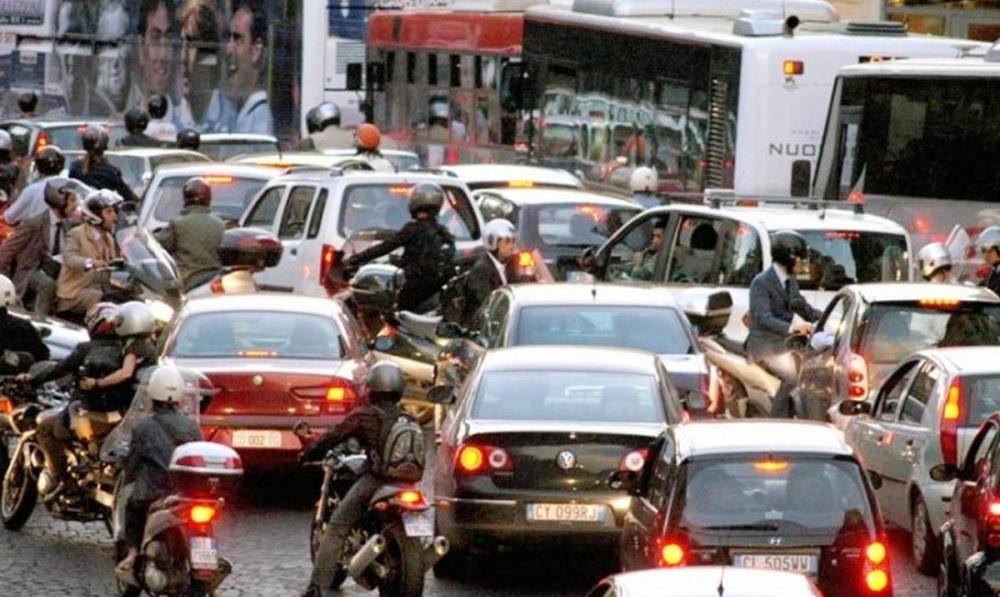 La Toyota blocca il traffico: spostata a braccio dai passanti [VIDEO]