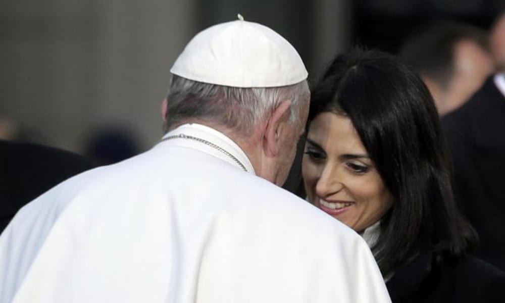 Raggi emozionata per la lettera del papa, ma il Vaticano la gela: 