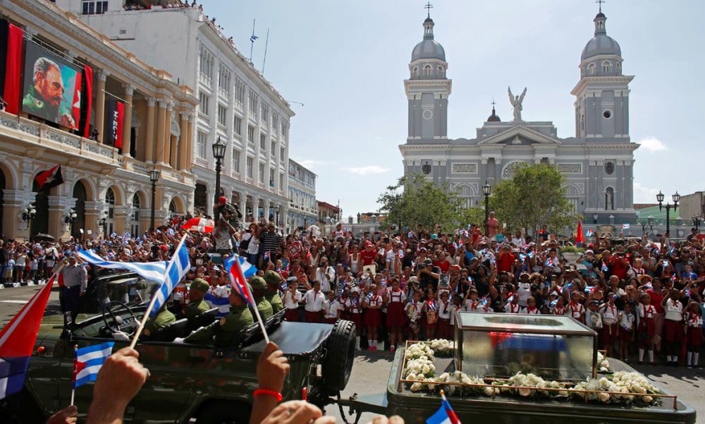 I funerali di Fidel Castro: decine di migliaia gli rendono omaggio a Santiago de Cuba [video]