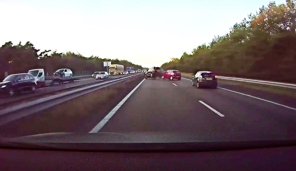 Maxi incidente in auto: salvato dal pilota automatico [VIDEO]