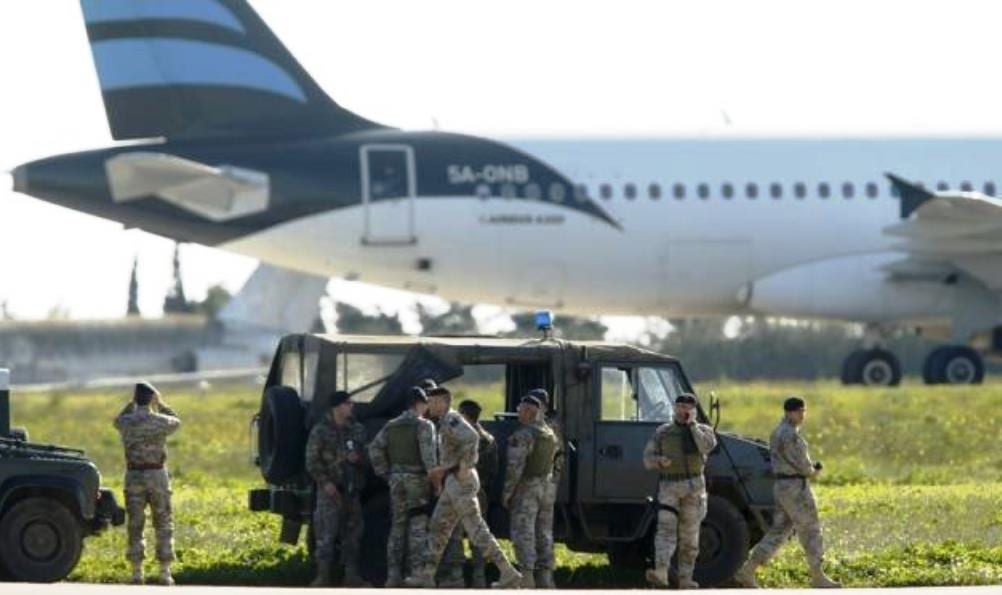 Aereo libico dirottato su Malta, i primi ostaggi rilasciati [VIDEO]