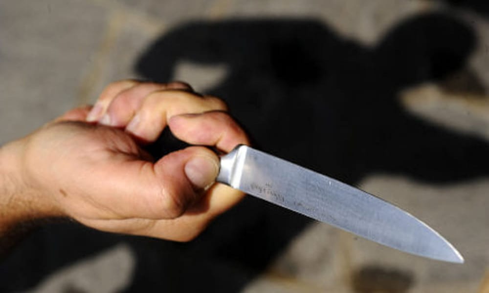 Studente minaccia tutti con un coltello e il poliziotto gli spara: immagini choc [VIDEO]