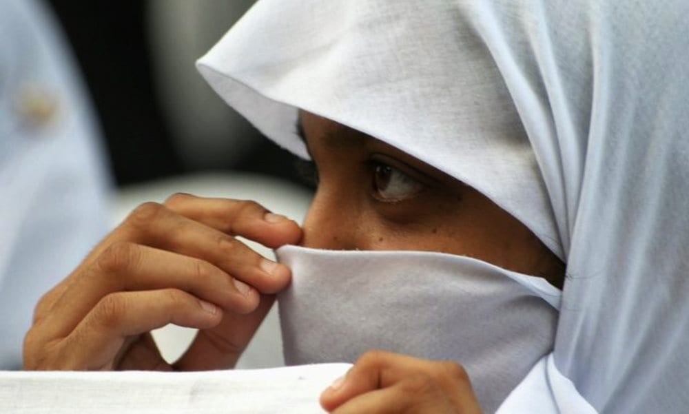 Teenager picchiata dalla mamma: a scuola si toglieva il velo islamico