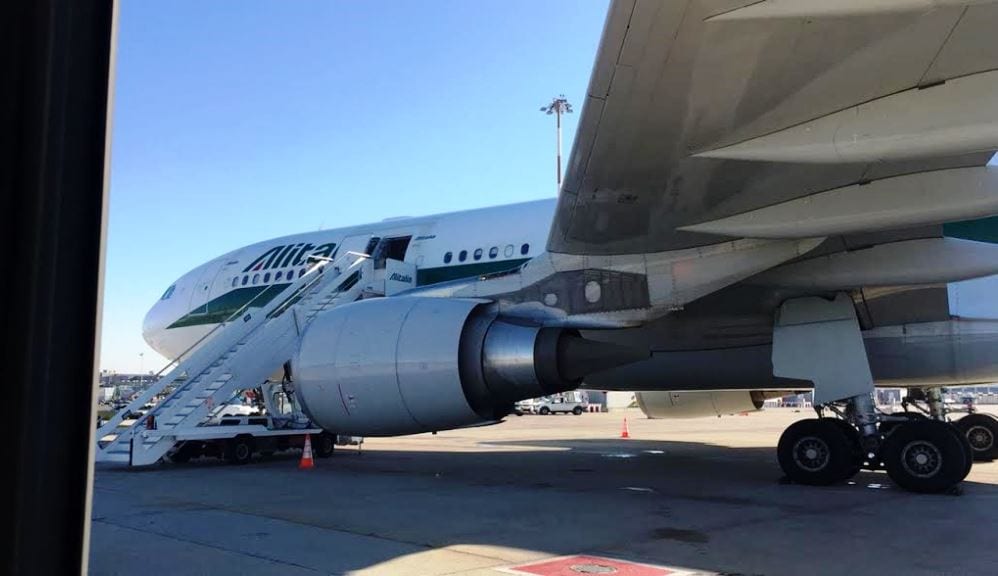Un gruppo di passeggeri accusa malori: panico e svenimenti sul volo New York-Roma