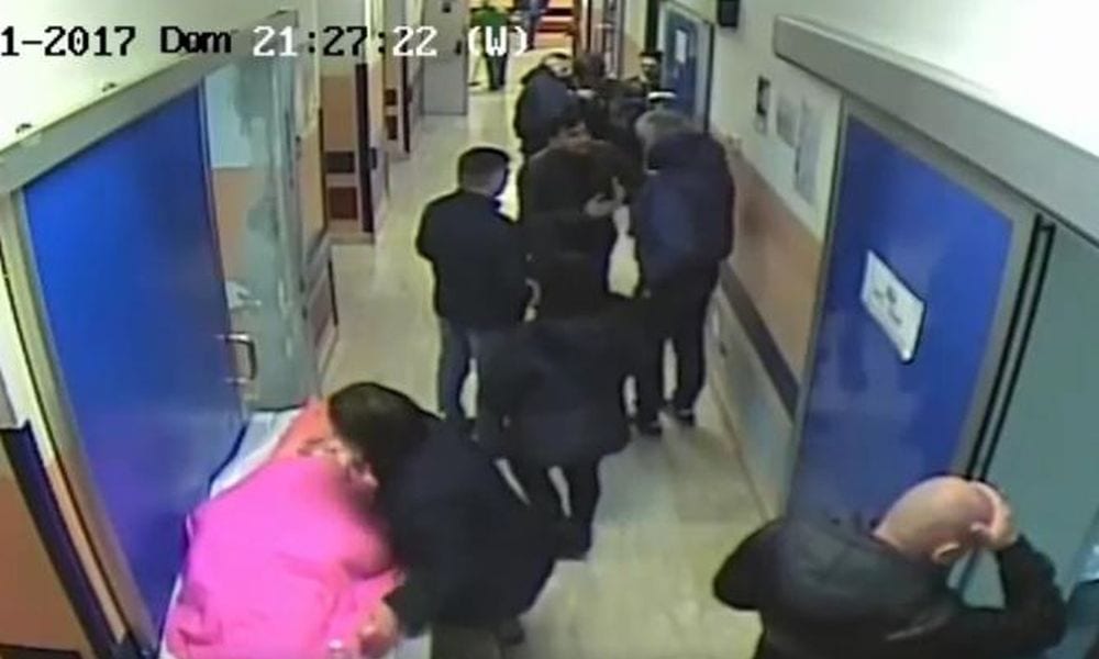 Assalto al Pronto Soccorso: vogliono il nome di una donna e aggrediscono il medico di turno [VIDEO]