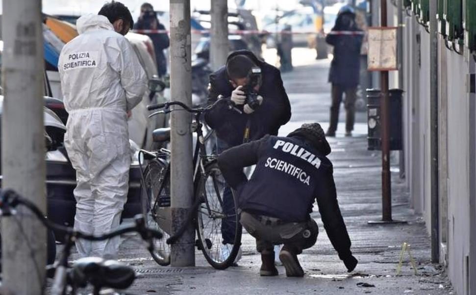 Attentato in centro a Firenze, esplode una bomba: gravissimo un artificiere della polizia