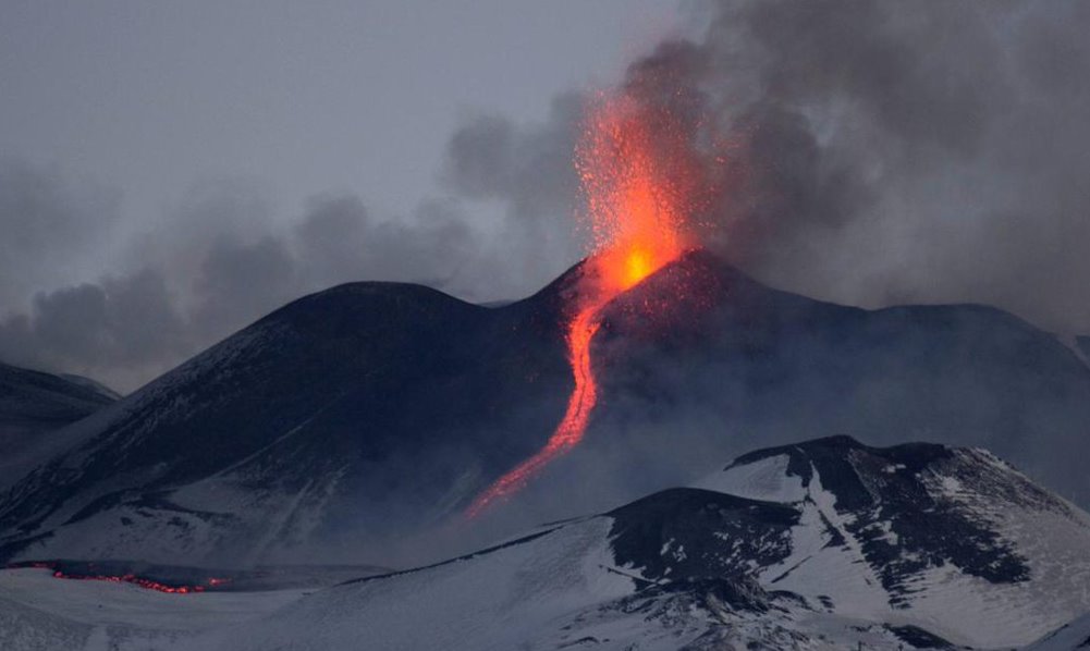 Etna, le spettacolari immagini dell'eruzione del vulcano [VIDEO]