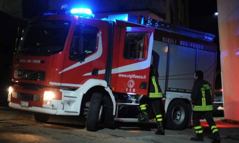 Milano, prende fuoco una baracca: donna morta carbonizzata