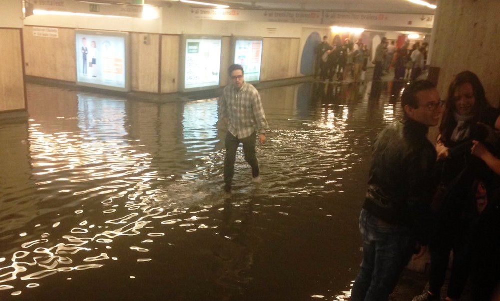 Bomba d'acqua su Roma: case allagate, panico fra gli automobilisti [VIDEO]