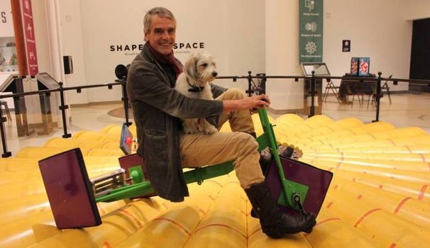 La bici con le ruote quadrate? Funziona e l'ha usata anche Jeremy Irons [VIDEO]