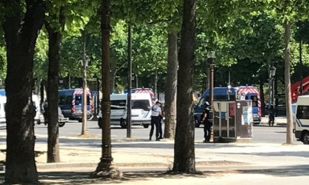 Parigi, auto contro furgone della polizia sugli Champs-Elysées