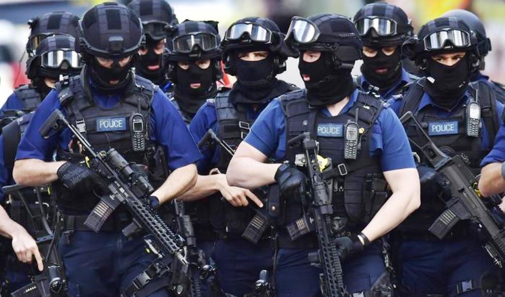 Terrorismo, doppio attacco al cuore di Londra: morti e feriti. Un van sulla folla, poi gli accoltellamenti [VIDEO]