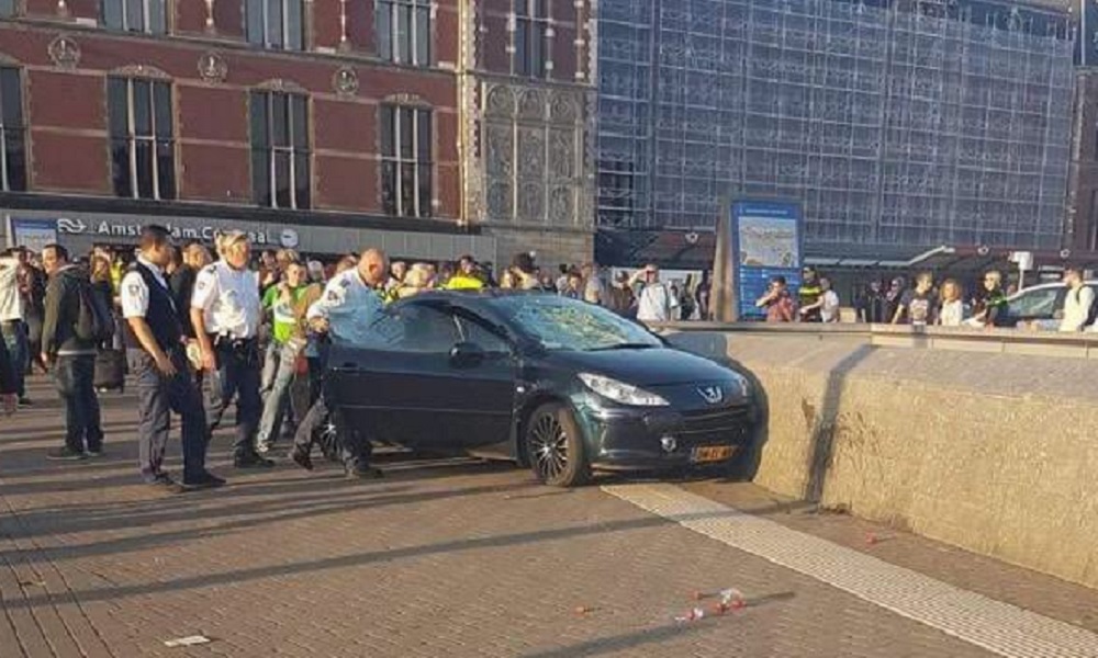 Paura ad Amsterdam: auto contro pedoni davanti a stazione