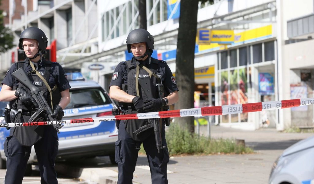 Allarme terrorismo ad Amburgo, attacco in un supermarket a colpi di coltello: un morto e diversi feriti [VIDEO]
