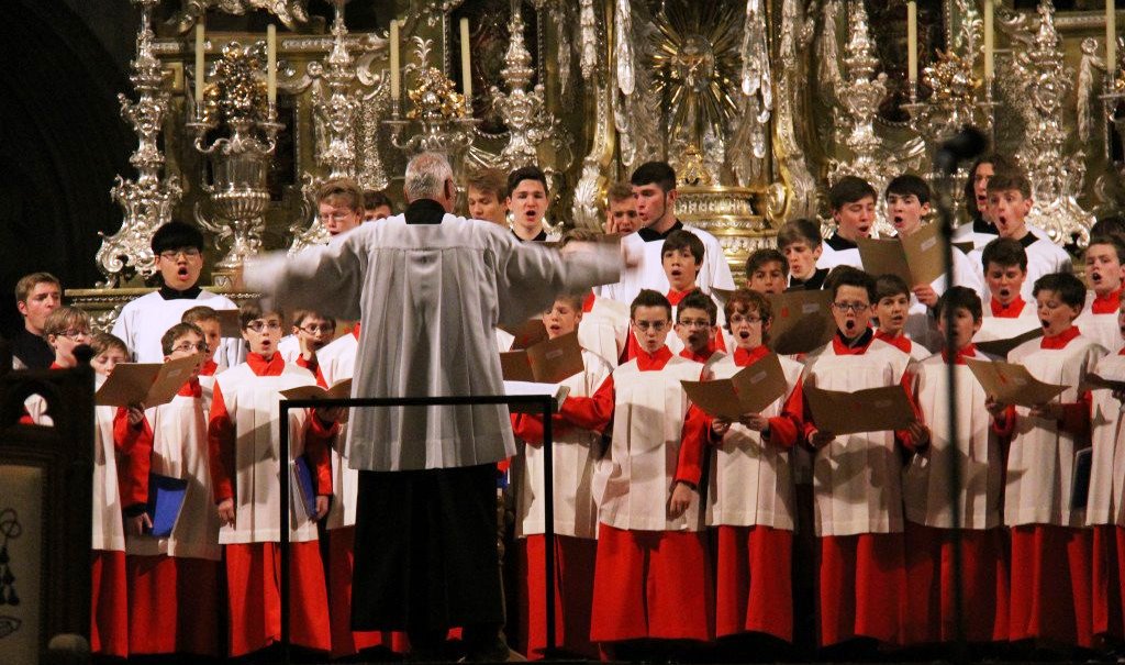 Orrore a Ratisbona: violenze su 547 bambini del Coro che fu diretto dal fratello di papa Ratzinger