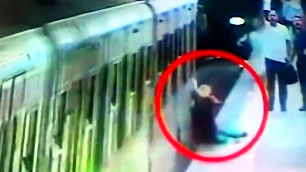 Roma, trascinata via dalla metro: sotto inchiesta il macchinista [VIDEO, IMMAGINI FORTI]