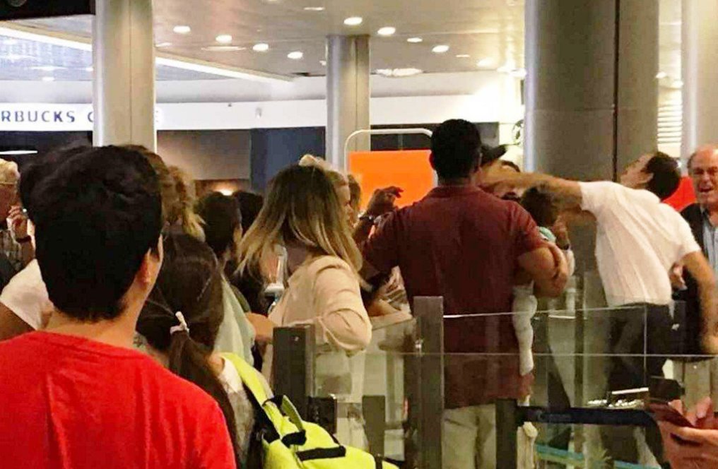 Shock all'aeroporto di Nizza: un addetto sferra un pugno a un passeggero con un bimbo in braccio
