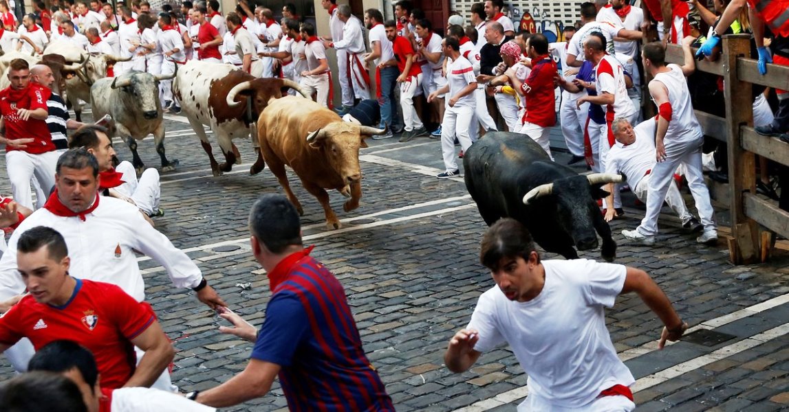 Pamplona, festa di San Firmino: tre feriti dai tori in corsa [VIDEO]