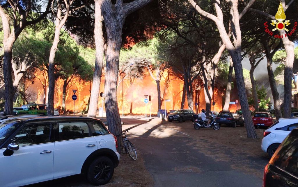 Video l'Italia in fiamme. Incendi in Toscana foto. Cosa fanno i vigili del fuoco