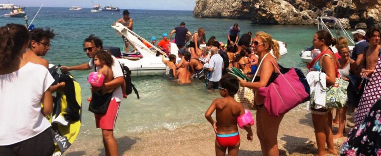 La Sicilia brucia, incendio shock: 900 evacuati via mare da un villaggio turistico