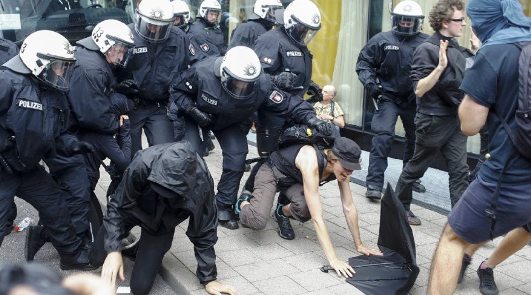 Amburgo: devastazioni in città per il G20. E Melania Trump resta bloccata [VIDEO]