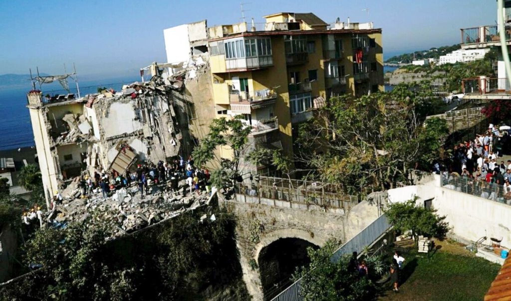 Torre Annunziata, crolla un palazzo: estratti gli 8 corpi delle vittime. Due sono bimbi [VIDEO]