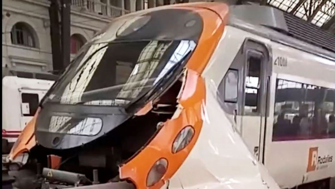 Paura a Barcellona, treno si schianta in stazione: "È stato come un terremoto" [VIDEO]