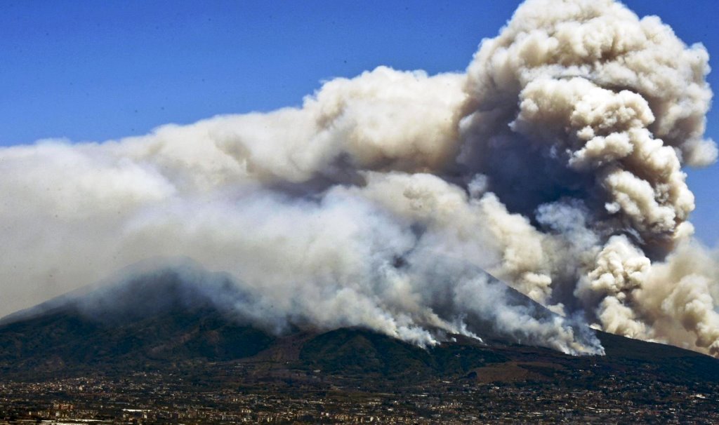Vasto incendio sul Vesuvio: case e ristoranti evacuati [VIDEO]
