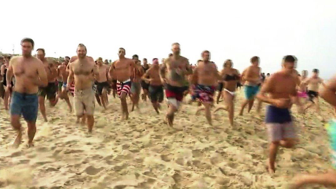 Usa, Independence Day in spiaggia: secchio di vomito sulla giornalista...[VIDEO]