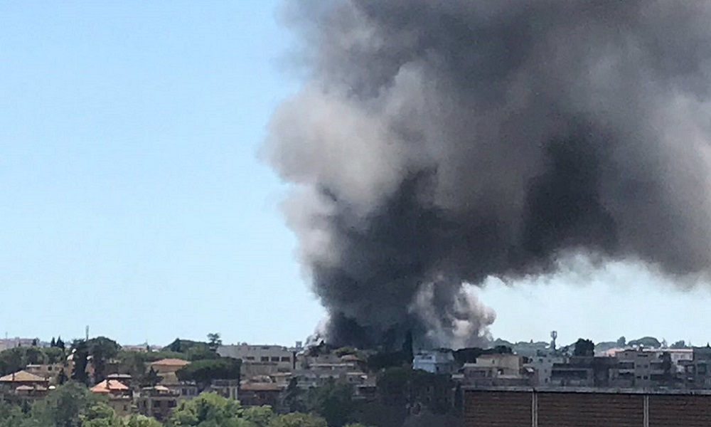 Roma, incendio in autodemolitore a Pietralata: esplosioni e feriti [VIDEO]