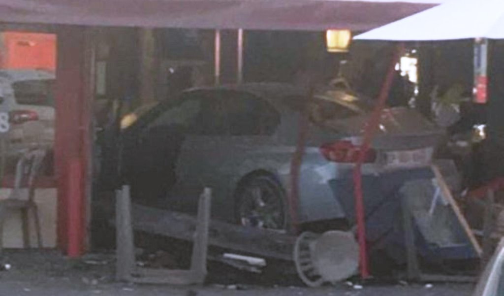 Parigi, auto sui clienti di una pizzeria: muore una 13enne, 12 feriti