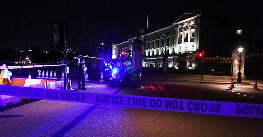 Londra, Buckingham Palace: attacco ai poliziotti. Arrestato un uomo: aveva una spada lunga un metro [VIDEO]