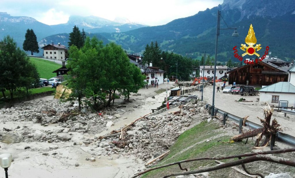 Bomba d'acqua a Cortina: donna muore in auto travolta dai detriti