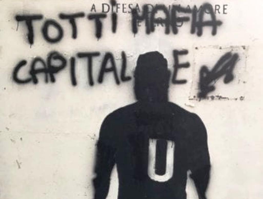 Roma, murale di Totti sfregiato dai vandali. Le immagini shock