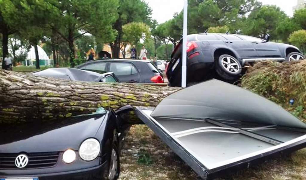 Decine di feriti e gravissimi danni per tornado e nubifragi, ma a Ferragosto tornano sole e caldo [VIDEO]