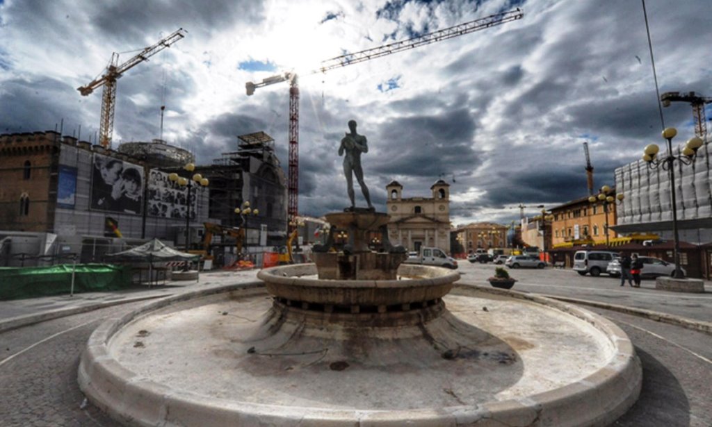 L'Aquila, il centro è sempre zona rossa. E i residenti devono firmare una "liberatoria"...