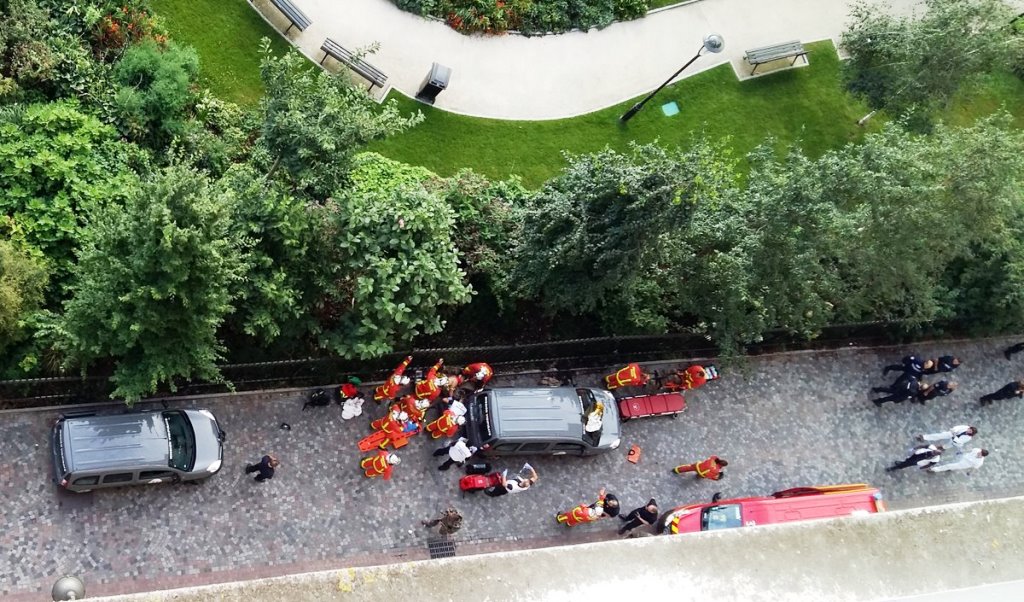 Parigi, auto contro i soldati: 6 feriti, due sono gravi. Caccia a una Bmw in fuga [VIDEO]