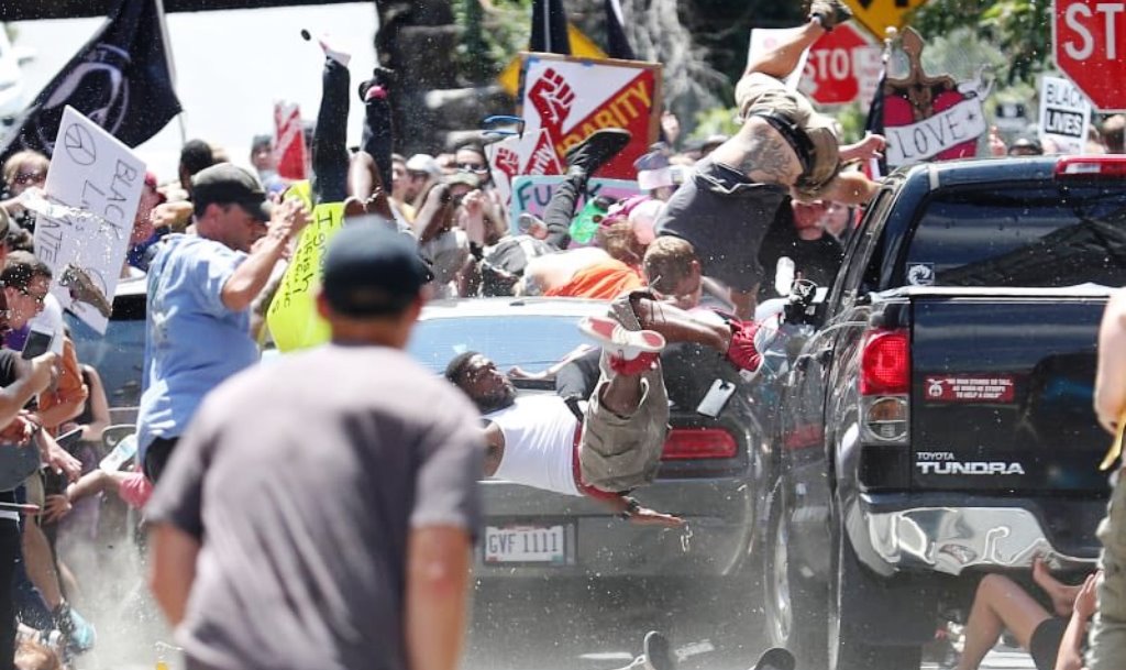Usa, auto sulla folla in Virginia al corteo antirazzista: muore una donna, decine i feriti [VIDEO, IMMAGINI FORTI]