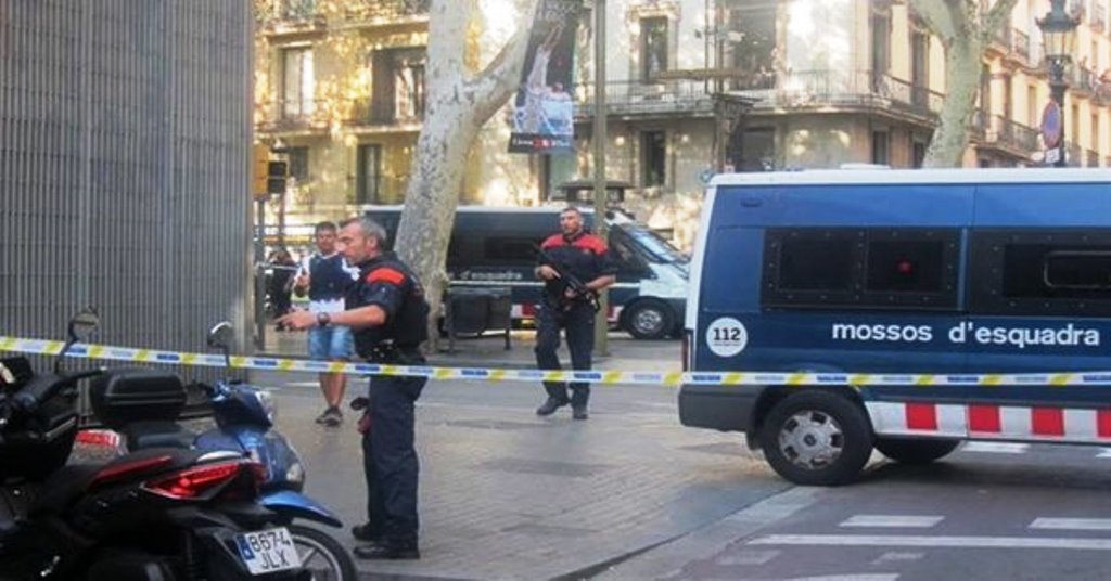 Terrore a Barcellona, i pedoni falciati dal furgone sulla Rambla [VIDEO, IMMAGINI MOLTI FORTI]