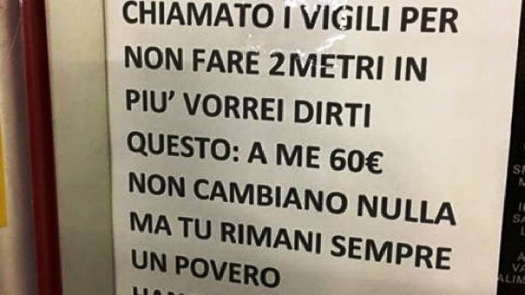Milano, lascia cartello di insulti contro disabile al parcheggio: identificato e denunciato