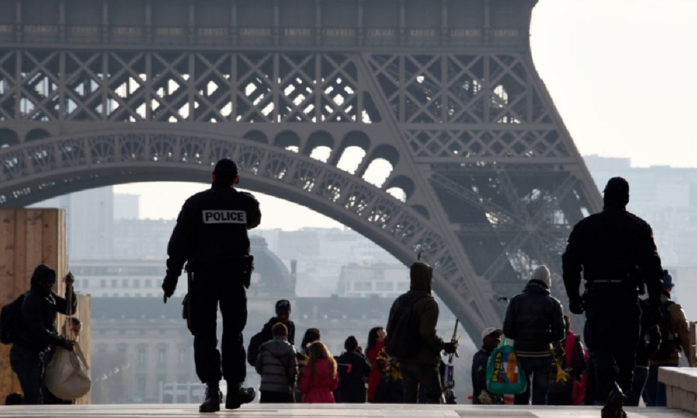 Francia, allarme Terrorismo: armato di coltello forza controlli Torre Eiffel