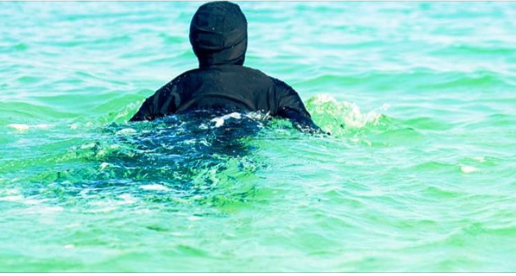 I clienti della piscina la col burkini e se ne vanno. Maxi multa a una donna islamica