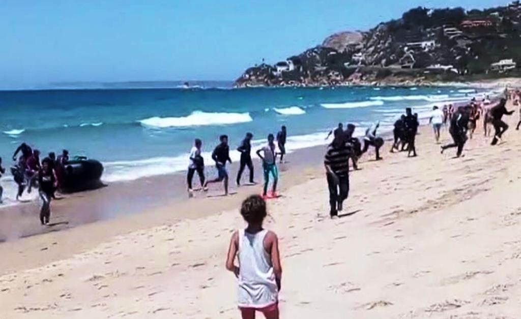 Shock in Spagna: migranti sbarcano fra i bagnanti in spiaggia e scappano via [VIDEO]