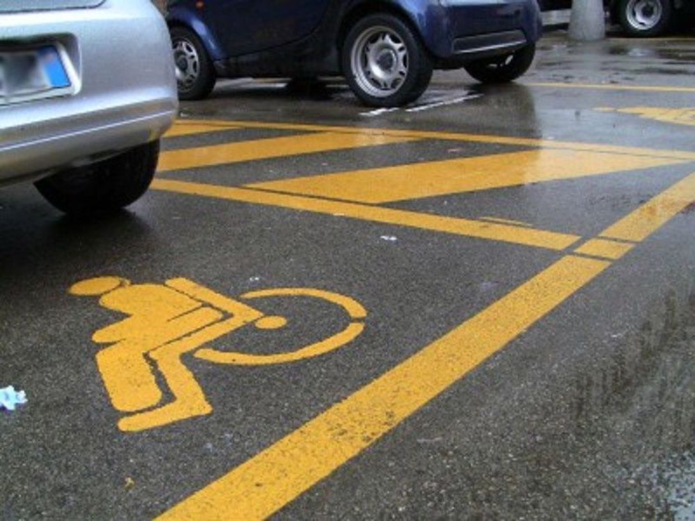 Multato per sosta nei posti riservati ai disabili: lascia messaggio shock